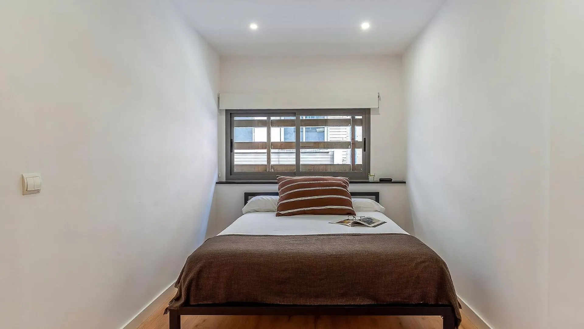 4256 - Ab Les Corts Bi Daire Barselona İspanya